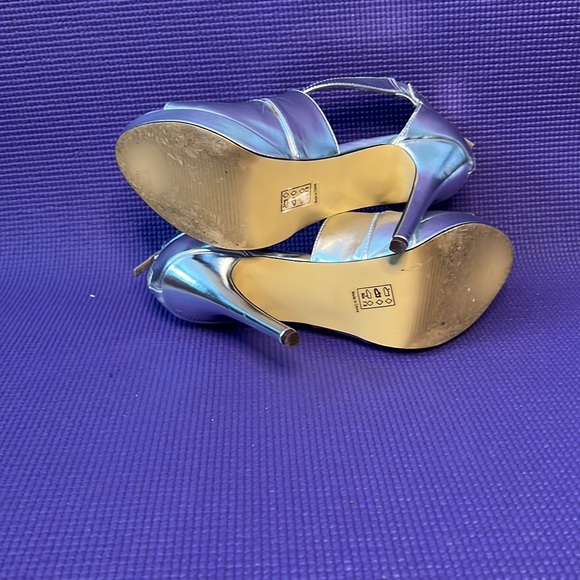 LOVIN’ MICHAEL ANTONIO SILVER HEELS - Picture 5 of 5
